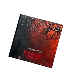 MAC Cosmetics x Stranger Things Powder Blush - He likes it Cold Limited Edition